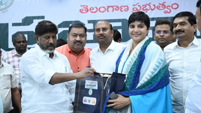 नवोन्मेषाचा सर्वोत्तम नमुना: ‘चेंज मेकर’ आयएएस हरी चंदना यांचा भारतातील पहिल्या व्हॉट्सअप तक्रार निवारण प्रणालीसाठी सन्मान